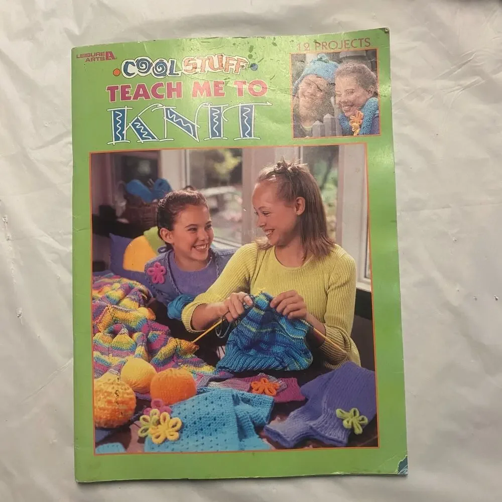 D001 2002 LEISURE ARTS, COOL STUFF TEACH ME TO KNIT - 12 PROJECTS